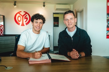 Fabio Gruber junto al director deportivo de Mainz 05 antes de su firma de contrato.