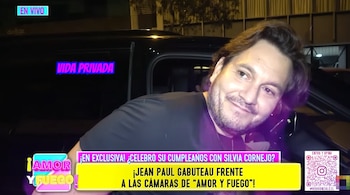 Jean Paul Gabuteau sonríe cerca de un vehículo negro durante una transmisión del programa de televisión Amor y Fuego