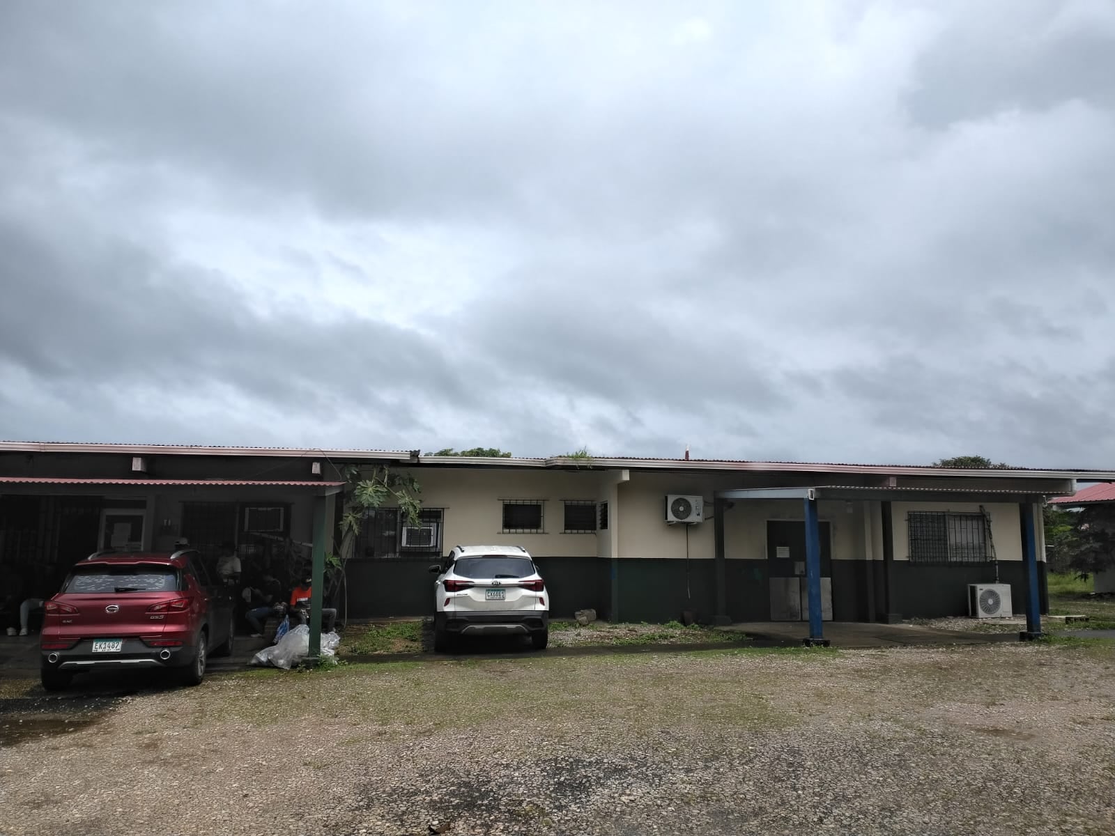 El Centro de Salud de Escobal sufrió rotura de vidrios, golpes en las puertas y lanzamiento de objetos contundentes. Cortesía Minsa