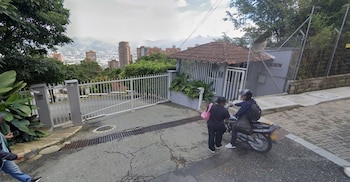 Presunto lugar donde ocurrió la muerte de una joven en medio de una fiesta en una vivienda de Medellín - crédito Google Maps