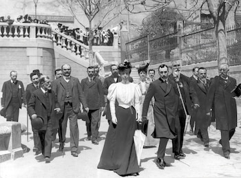La Reina doña María Cristina Visitando el asilo de la misericordia con su séquito y Acompañada por el alcalde de la Ciudad. 04/10/1907. (Grosby)