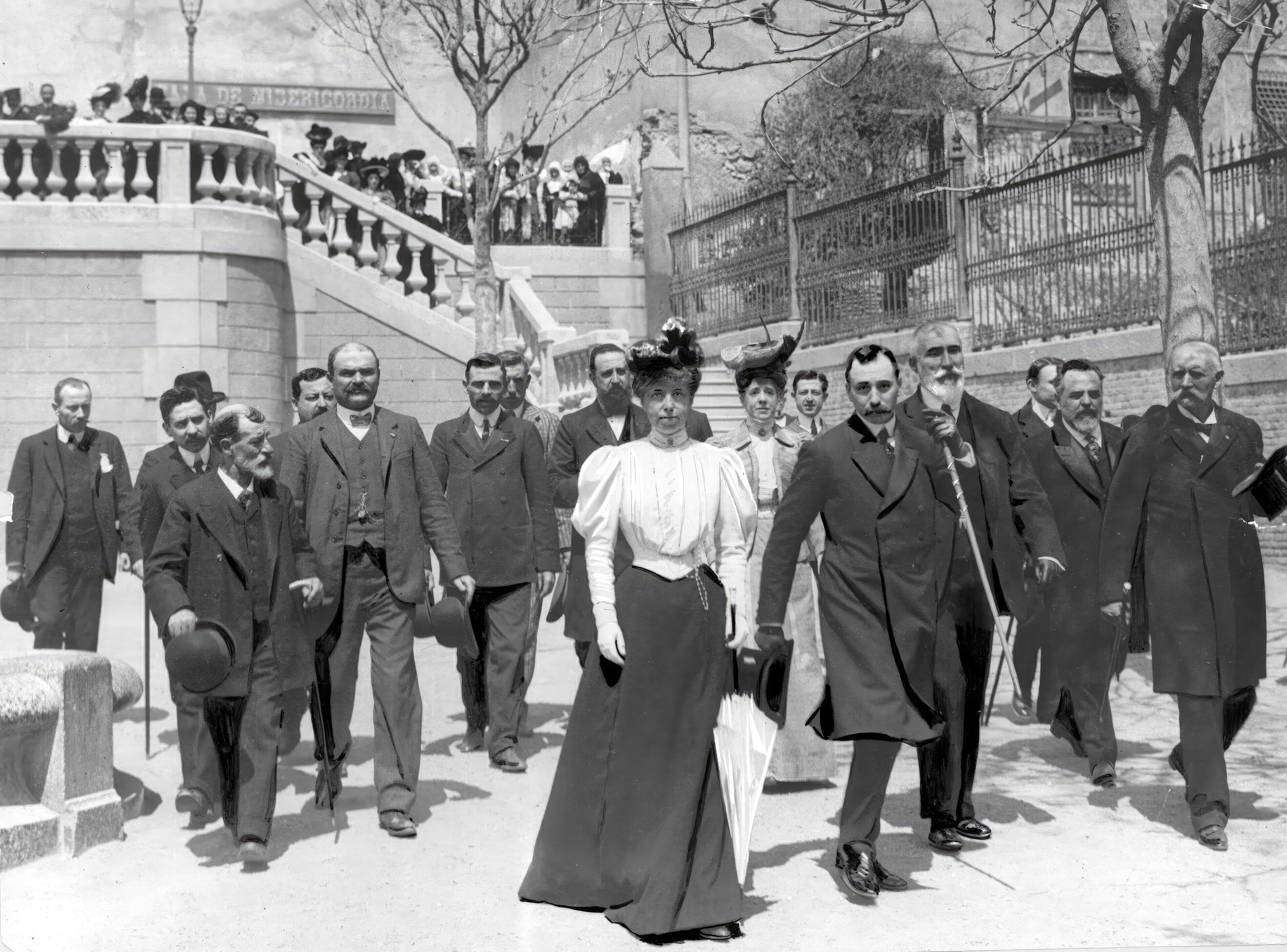 La Reina doña María Cristina Visitando el asilo de la misericordia con su séquito y Acompañada por el alcalde de la Ciudad. 04/10/1907. (Grosby)