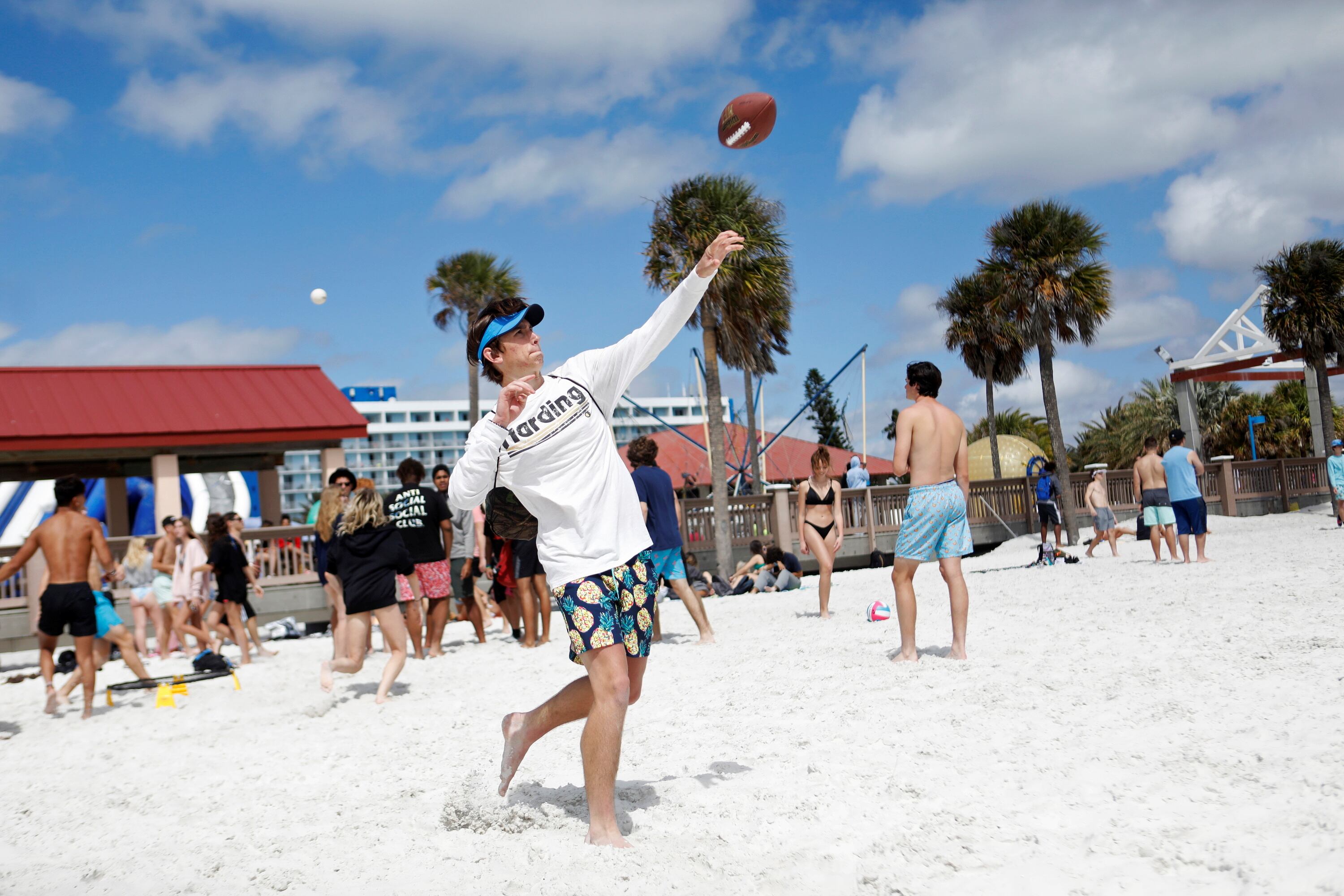 Las actividades acuáticas como moto acuática, parasailing y paddle surf figuran entre las opciones preferidas en Clearwater Beach, junto a excursiones para avistar delfines y pesca en alta mar (REUTERS/Octavio Jones)