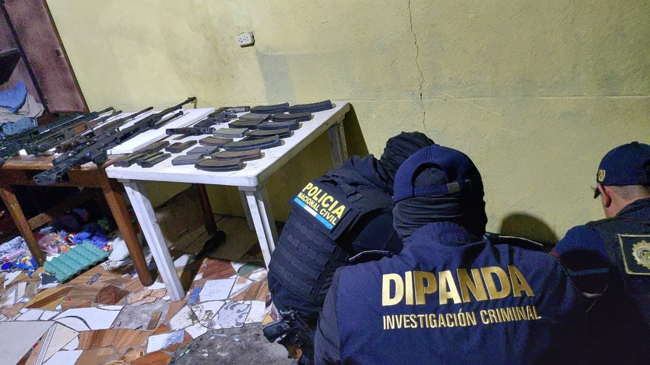 Unidades de la Policía Nacional Civil y DIPANDA presentan el masivo decomiso de armas de fuego y municiones encontrado en un reciente operativo contra actividades criminales. (PNCdeGuatemala)
