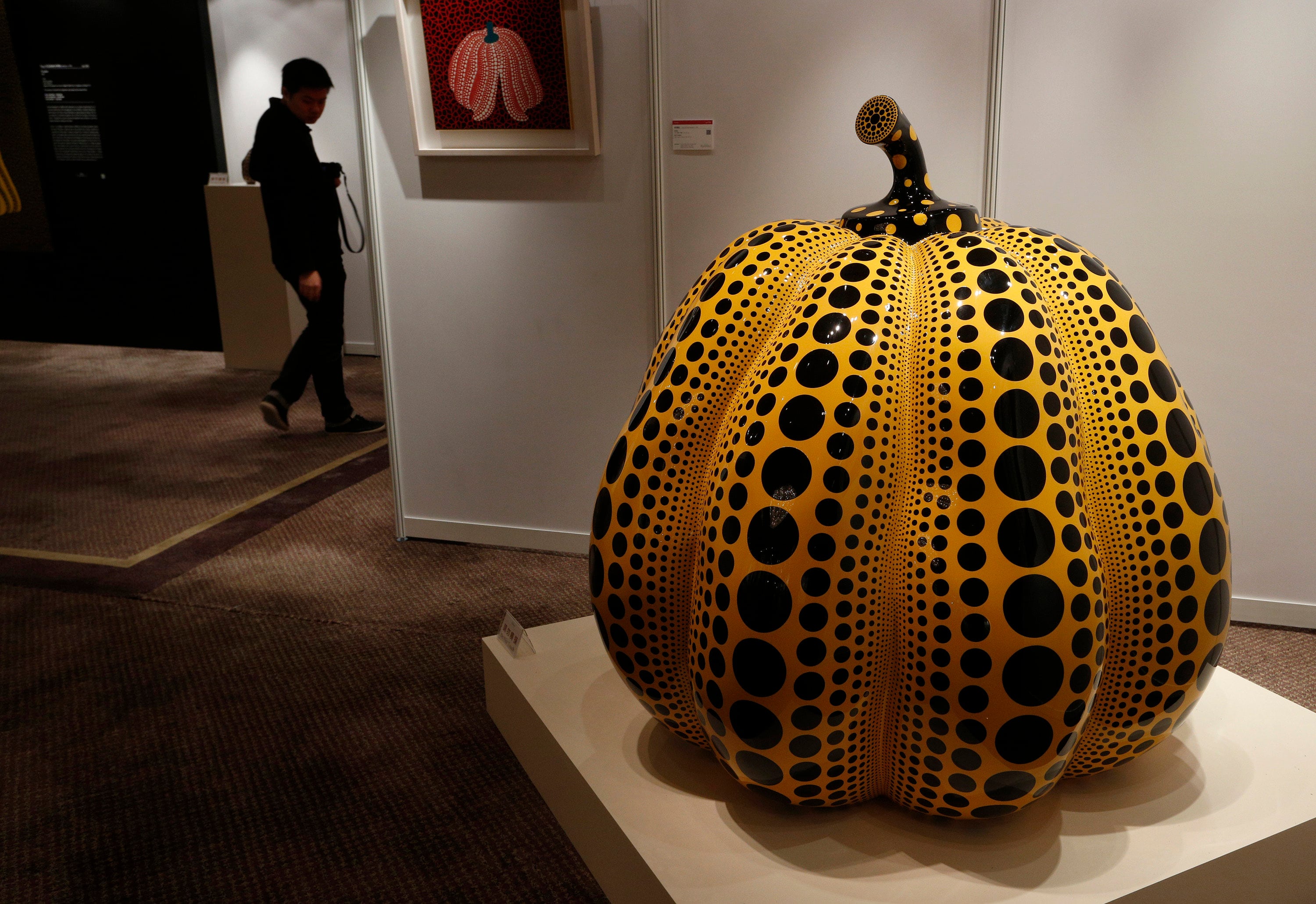 La exposición incluye una gran calabaza amarilla de Yayoi Kusama hecha con plástico reforzado con fibra y pintura de poliuretano