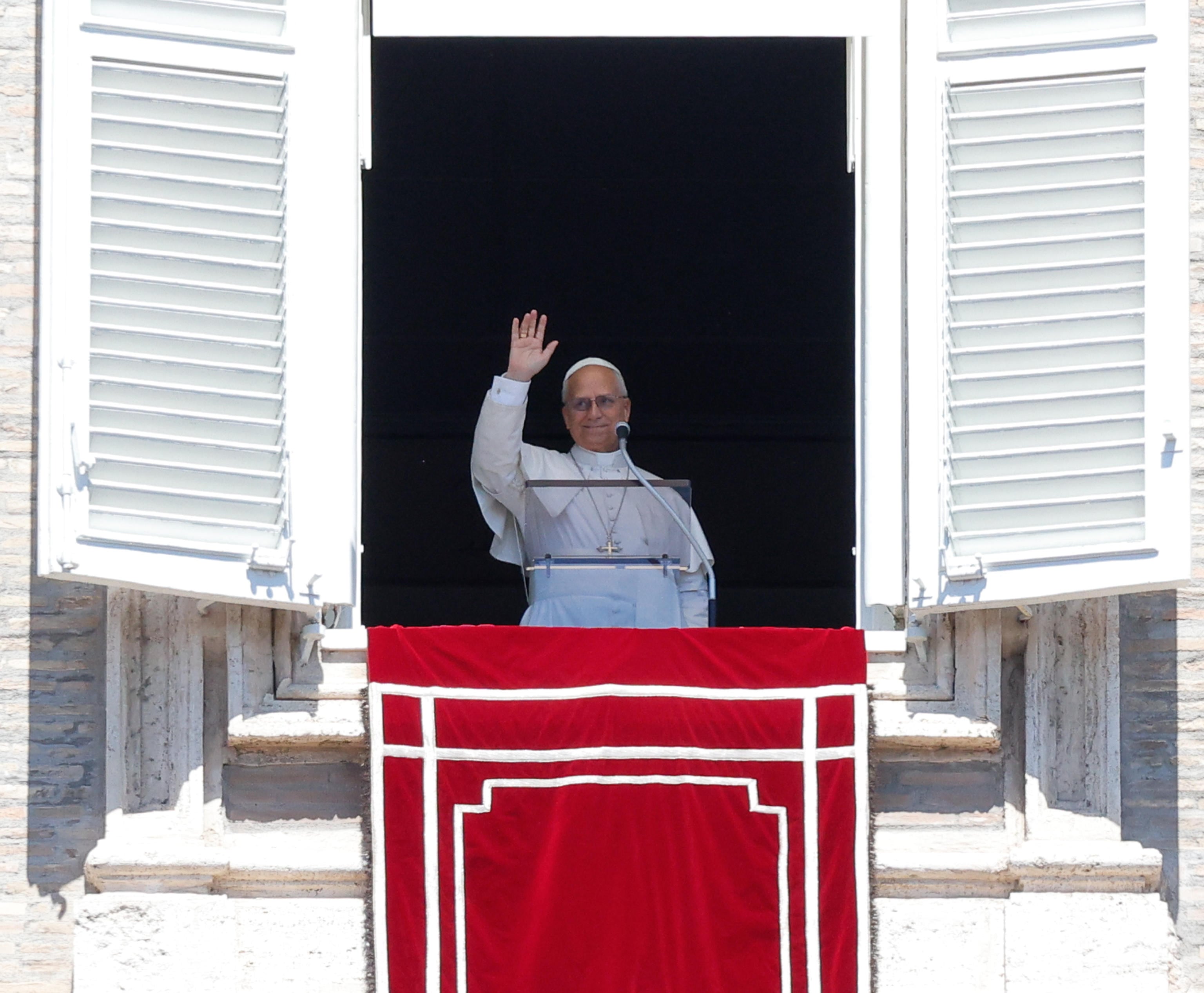 El papa León XIV dirige la oración del Regina Coeli del domingo desde la ventana de su oficina con vistas a la Plaza de San Pedro, Ciudad del Vaticano, el 26 de abril de 2026. EFE/EPA/GIUSEPPE LAMI