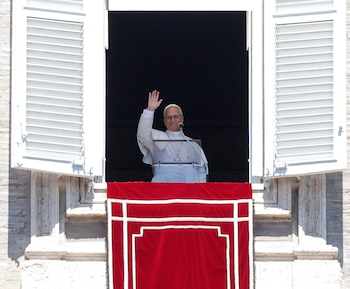 El papa León XIV dirige la oración del Regina Coeli del domingo desde la ventana de su oficina con vistas a la Plaza de San Pedro, Ciudad del Vaticano, el 26 de abril de 2026. EFE/EPA/GIUSEPPE LAMI