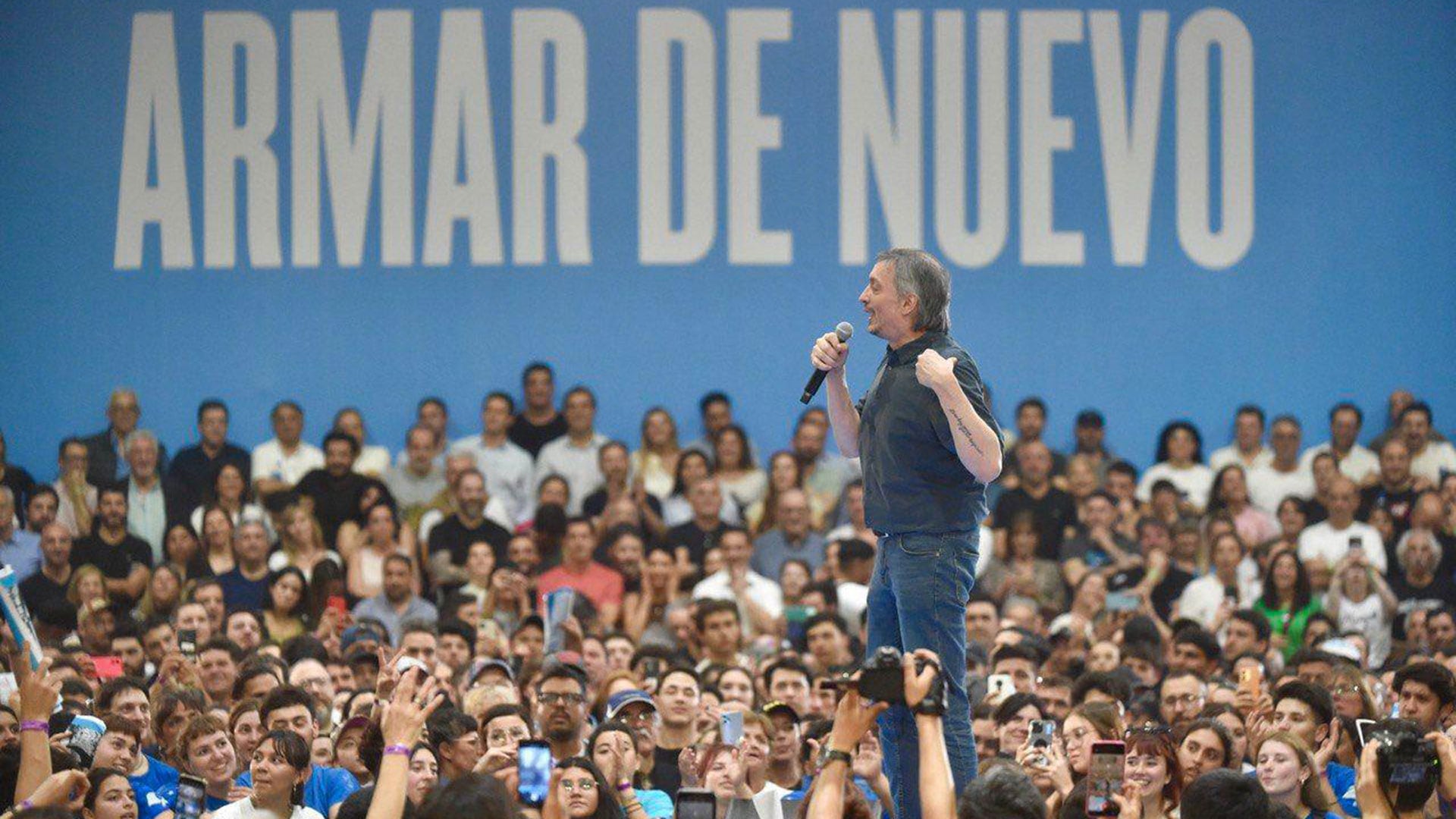 Máximo Kirchner en La Plata. De fondo una frase de una canción de Callejeros: