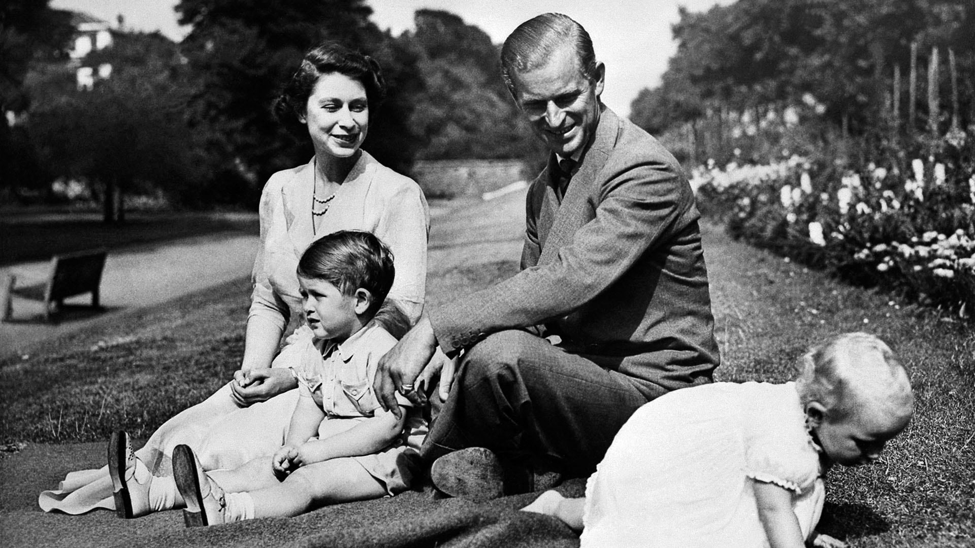 A lo largo del siglo XX, la monarquía del Reino Unido afrontó crisis como Suez, el declive imperial, el escrutinio mediático y la muerte de Diana - (Photo by - / - / AFP)