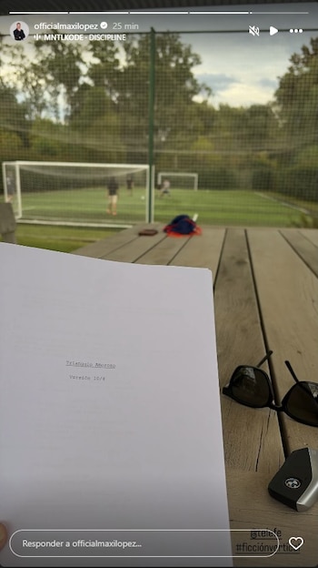 Primer plano de un guion y gafas de sol sobre una mesa de madera, con un campo de fútbol borroso y niños jugando de fondo