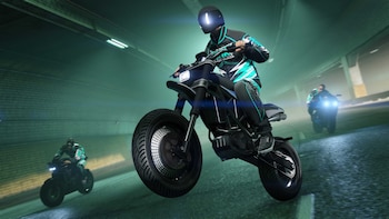 Un conductor sobre una motocicleta en un túnel iluminado con otros dos motociclistas detrás