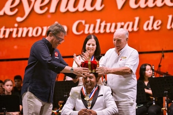 También durante el Festival de la Leyenda Vallenata, Israel Romero fue coronado como rey vitalicio - crédito Alcaldía de Valledupar / Facebook