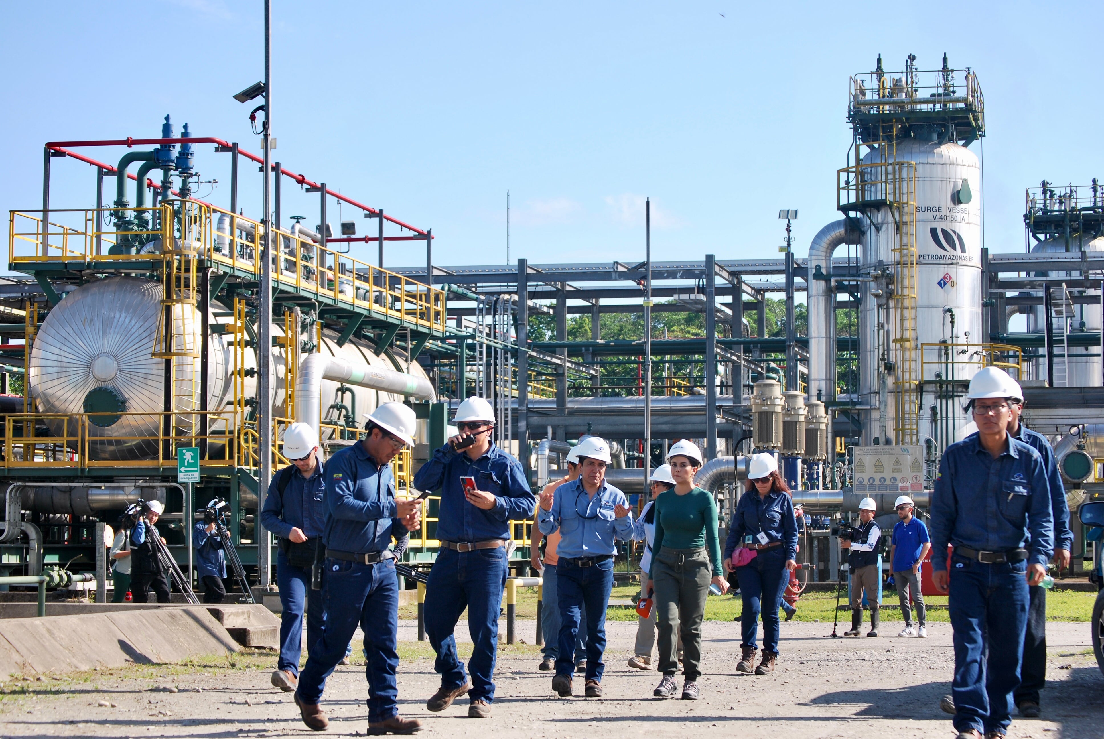 Fotografía de archivo, tomada el pasado 21 de junio de 2023, en la que se registró a un grupo de trabajadores de la estatal petrolera ecuatoriana Petroecuador al caminar por el Bloque 43-ITT, en el Parque Nacional Yasuní (Ecuador). EFE/Fernando Gimeno