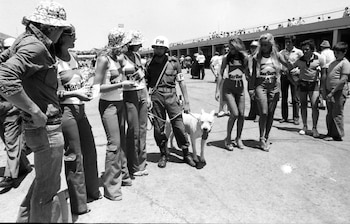 Un integrante de la Policía Militar hablando con promotoras (Gentileza Alejandro de Brito)
