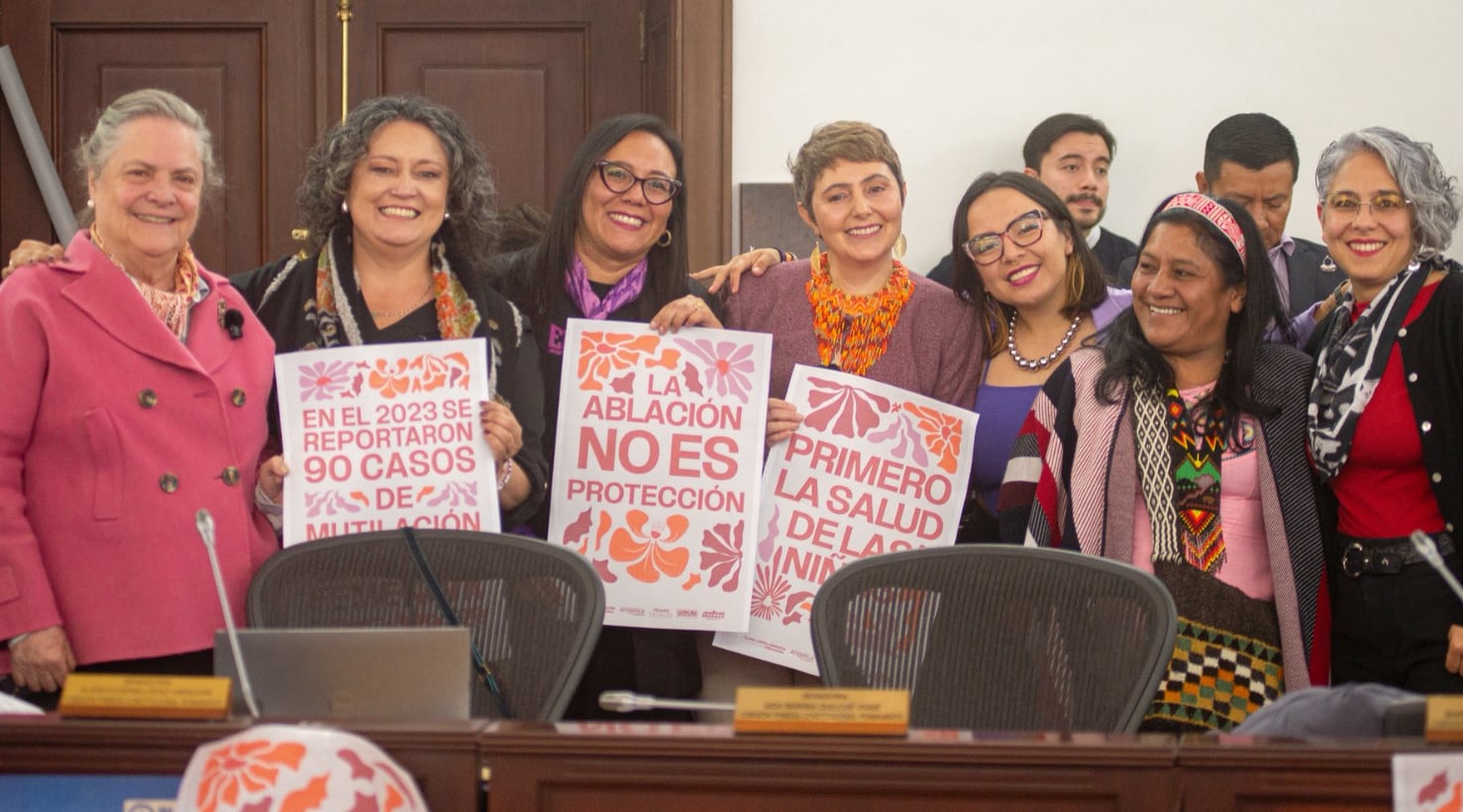 Las senadoras y representantes promotoras de este proyecto de ley celebraron un paso más en esta lucha por declarar ilegal la mutilación femenina - crédito @AngelicaLozanoC/X