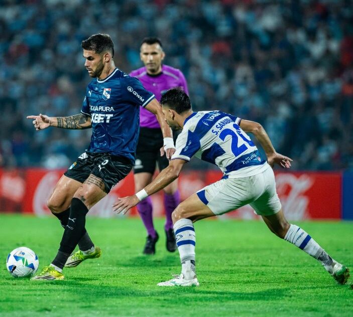 Felipe Vizeu no pudo anotar tras fallar un mano a mano con el arquero de 2 de Mayo en Paraguay. - créditos: Sporting Cristal
