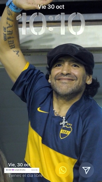 Captura de pantalla con Diego Maradona en camiseta de Boca Juniors, la hora diez y diez y un aviso de calendario del treinta de octubre