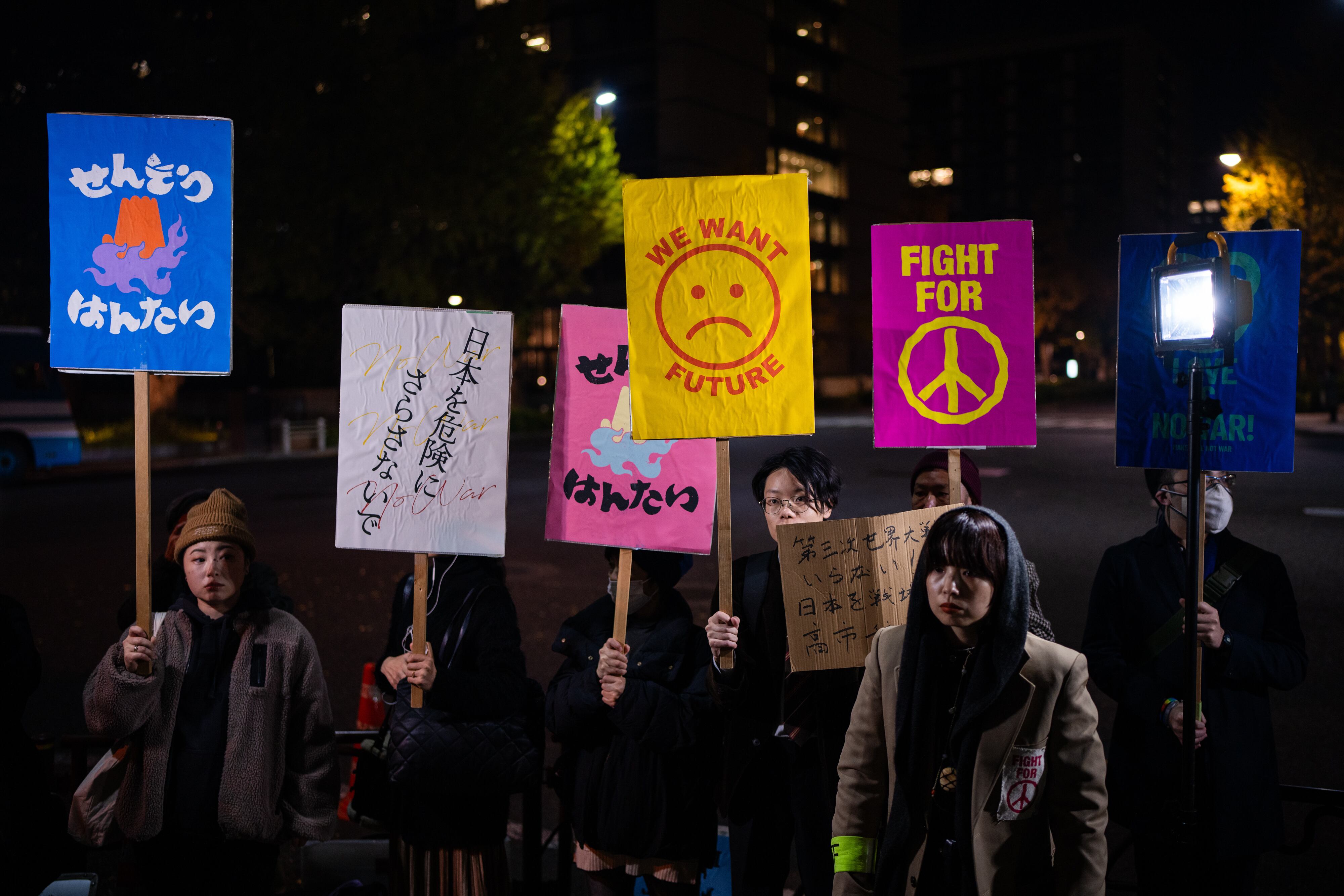 Manifestantes se congregan frente a la oficina del primer ministro en Tokio para oponerse a las declaraciones de la primera ministra Sanae Takaichi sobre Taiwán. (AP Photo/Louise Delmotte)