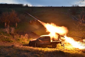 Soldados ucranianos disparan un pequeño