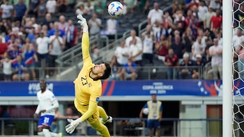 Guillermo Viscarra en una salvada