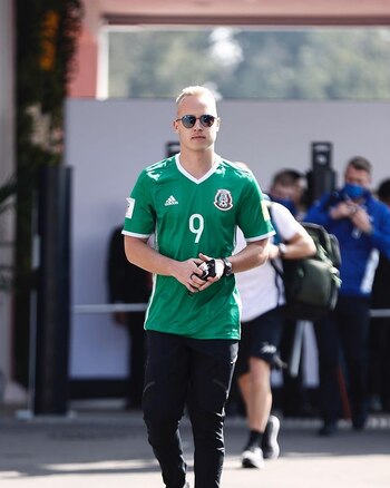 Nikita luce el jersey de