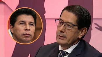 Un hombre con traje, corbata y gafas habla en primer plano a la derecha, mientras una foto de Pedro Castillo con borde naranja aparece en un círculo a la izquierda.