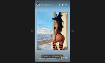 Yanet García vestida de Bruja