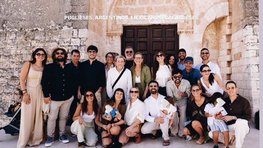 La familia y los allegados de la pareja posaron a las afueras de la iglesia donde se llevó a cabo la ceremonia religiosa