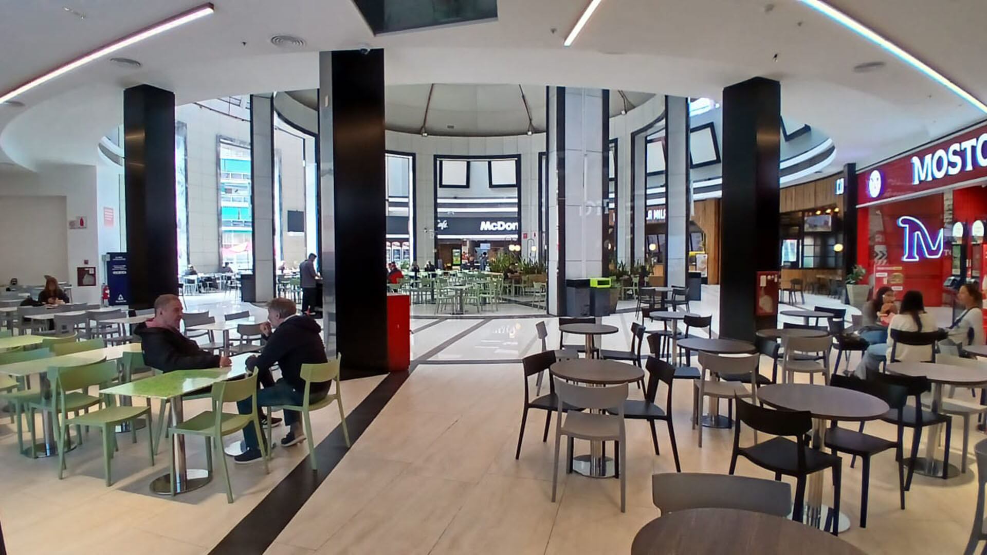 El patio de comidas de Alto Palermo, afectado por el paro general (Foto Maximiliano Luna)