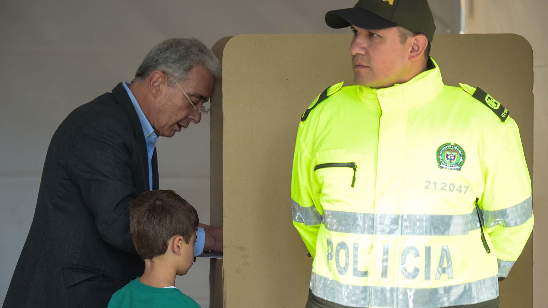 Exjefe paramilitar Saúl Severini reveló supuesto plan para que Álvaro Uribe ganara la Presidencia con ayuda de las AUC: “Conversar con los jurados para que sacaran los votos”
