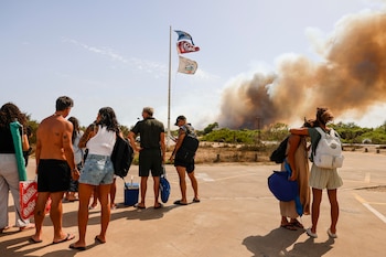 Varias personas desalojadas durante un incendio forestal, a 27 de agosto de 2026, en la Gola de Pujol, El Saler, Valencia, Comunidad Valenciana (España). (Rober Solsona/Europa Press)