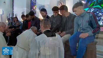 El Papa lavó los pies