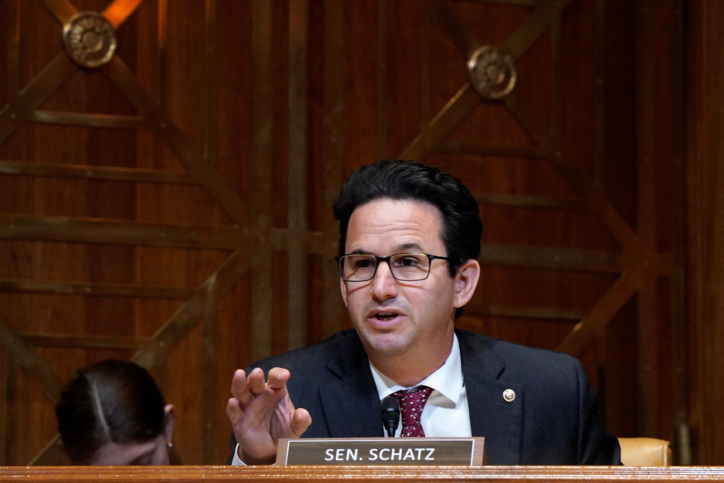 El senador Brian Schatz (demócrata por Hawái) criticó los recortes y advirtió sobre sus consecuencias internacionales (REUTERS/Elizabeth Frantz)