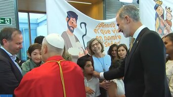 Cerca de 25 niños de entre 3 y 12 años han recibido al papa León XIV en el aeropuerto de Barajas y protagonizan el momento más emotivo de la llegada
