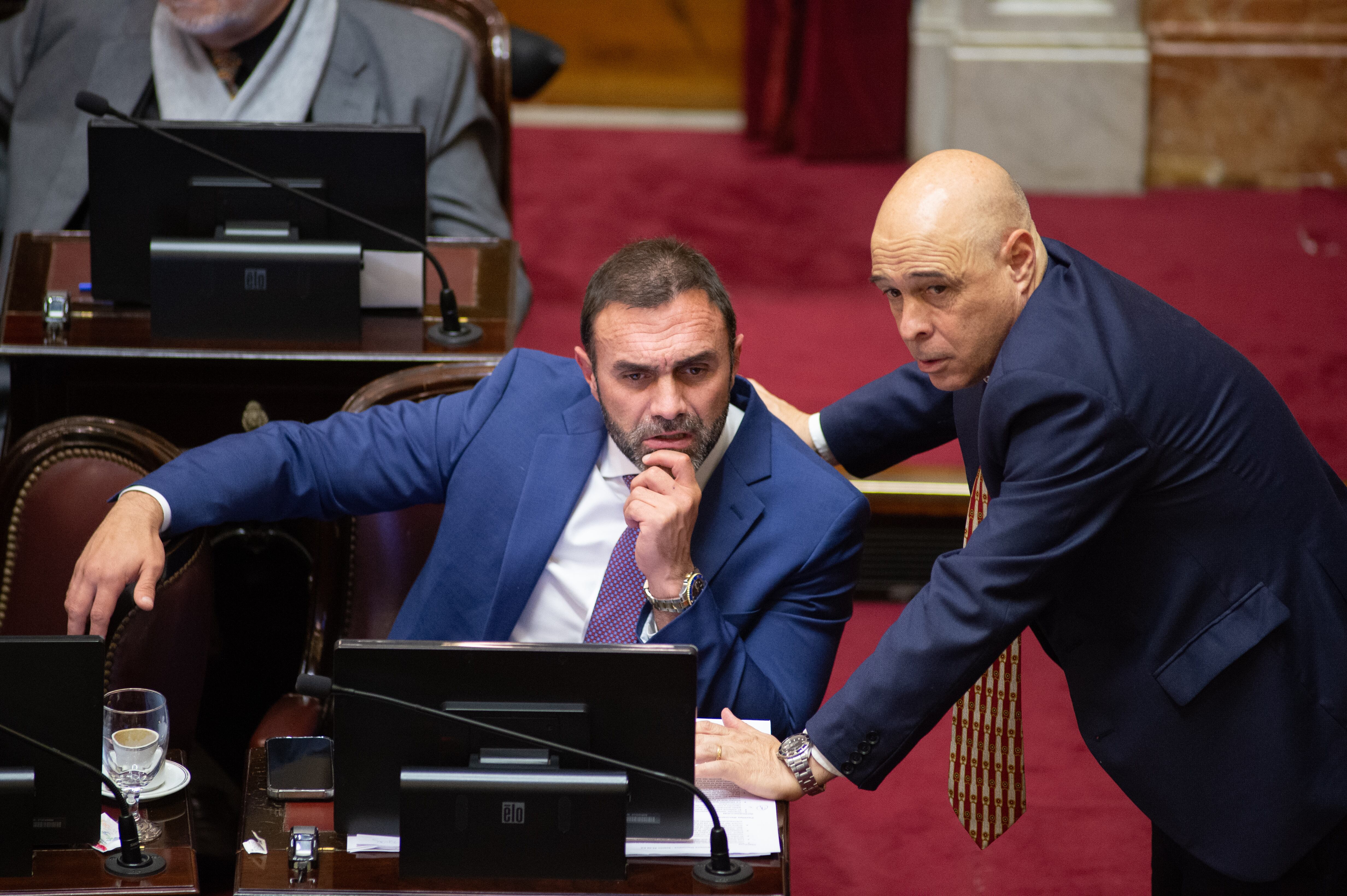 El jefe libertario y titular de la comisión de Presupuesto de la Cámara alta, Ezequiel Atauche (Jujuy), junto a su colega oficialista y presidente provisional del Senado, Bartolomé Abdala (San Luis)