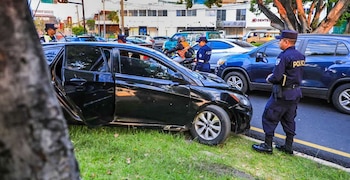 Luego de atropellar a una madre y su hija, el automovilista trató de huir del lugar y provocó un choque contra otro vehículo. /(Noticiero El Salvador)