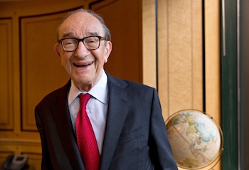Alan Greenspan, quien dirigió la Reserva Federal estadounidense entre 1987 y el 2006, en su oficina en Washington el 18 de octubre del 2013. (AP foto/J. Scott Applewhite)