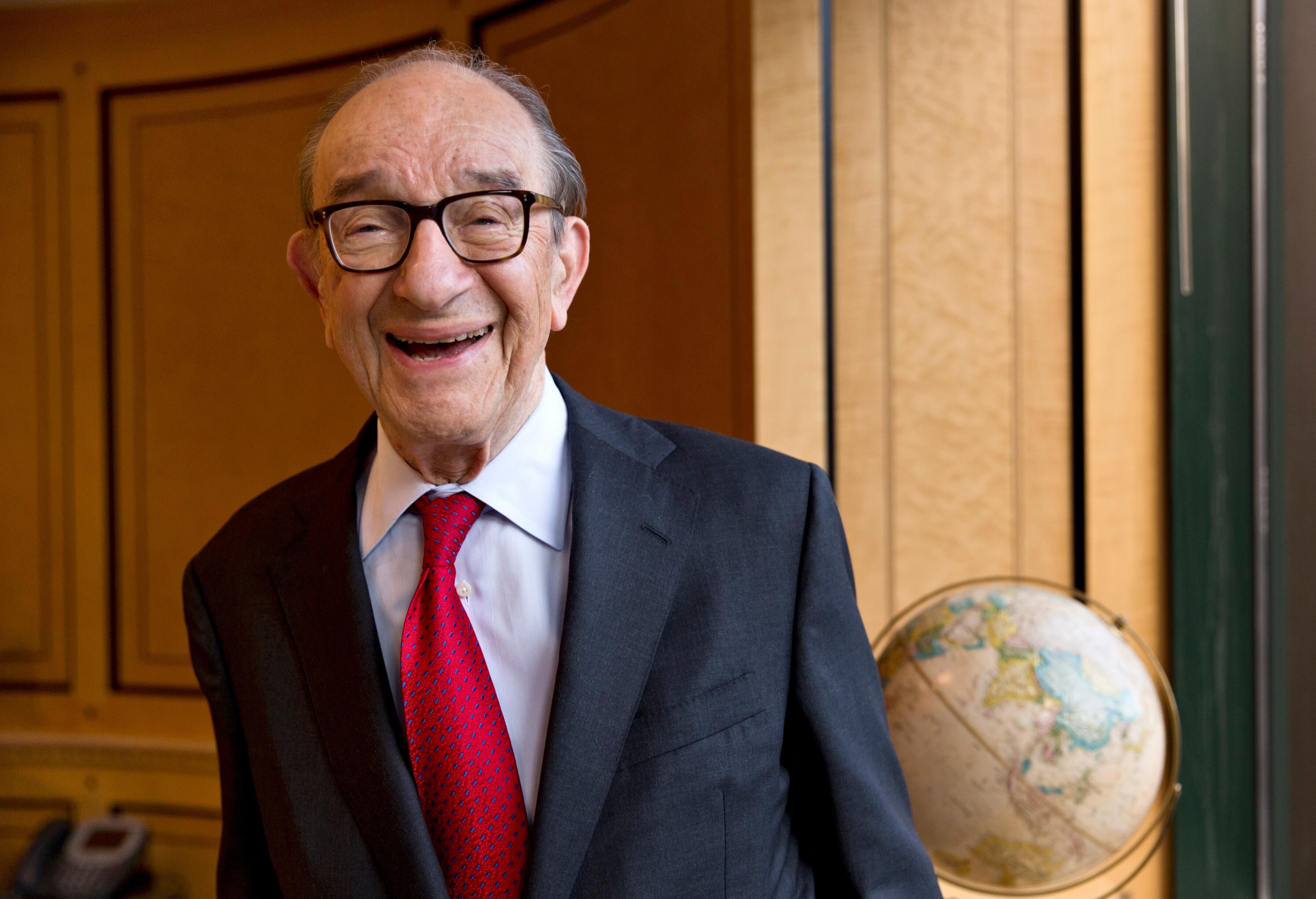 Alan Greenspan, quien dirigió la Reserva Federal estadounidense entre 1987 y el 2006, en su oficina en Washington el 18 de octubre del 2013. (AP foto/J. Scott Applewhite)