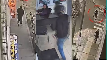 Tres capturas de video de vigilancia muestran a un hombre con casco caminando en una calle, ingresando a un local y una mujer sentada en un escritorio