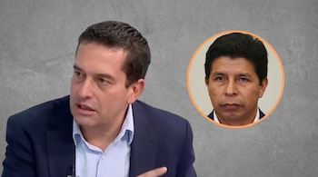 Primer plano de un hombre hablando y señalando, vestido con traje azul y camisa clara, con la imagen circular de Pedro Castillo en la parte superior derecha.