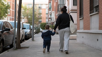 La mejora de la economía no llega a los más vulnerables: España escala al quinto puesto de la UE en pobreza severa y los hogares con niños son los más golpeados