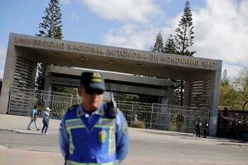 Un oficial de policía vigila