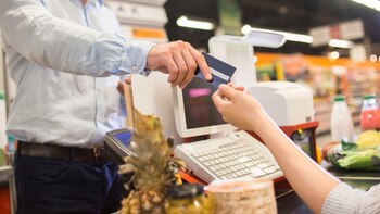 El aumento salarial del 7% establecido en el último acuerdo paritario impactará en los salarios de junio 2024, con una revisión prevista para evaluar ajustes según las variaciones económicas - (Getty)