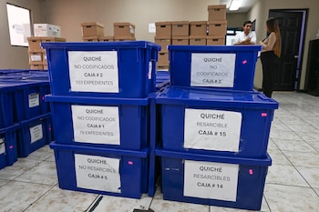 Entre los archivos de guerra de Guatemala, así se ve una jornada de documentación de archivos de guerra