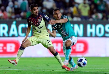 Luis Fernando Fuentes (i) del América disputa hoy el balón con Ángel Mena del León, durante un partido por la jornada 7 del torneo Apertura 2021 de la Liga MX, en el Estadio León, estado de Guanajuato (México). EFE/ Luis Ramírez