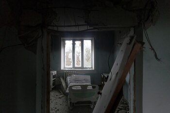 Una sala dañada se ve