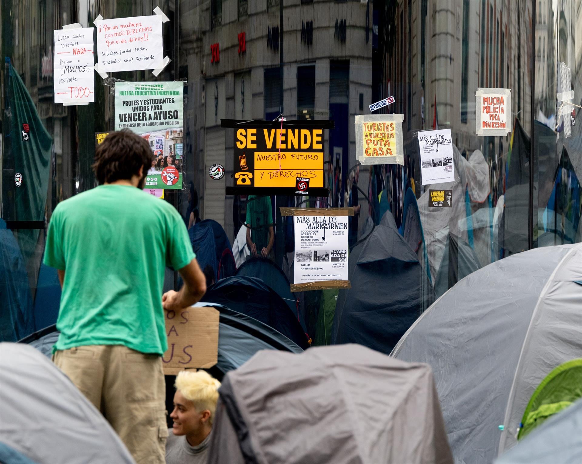 Varias personas continúan acampando en Madrid por considerar insuficiente el decreto. (Europa Press)