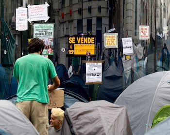Varias personas continúan acampando en Madrid por considerar insuficiente el decreto. (Europa Press)