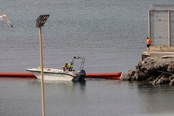 Colocación de la boya flotante para delimitar las aguas jurisdiccionales de la playa del Tarajal de Ceuta que la separa a Marruecos. (EFE/ Reduan)