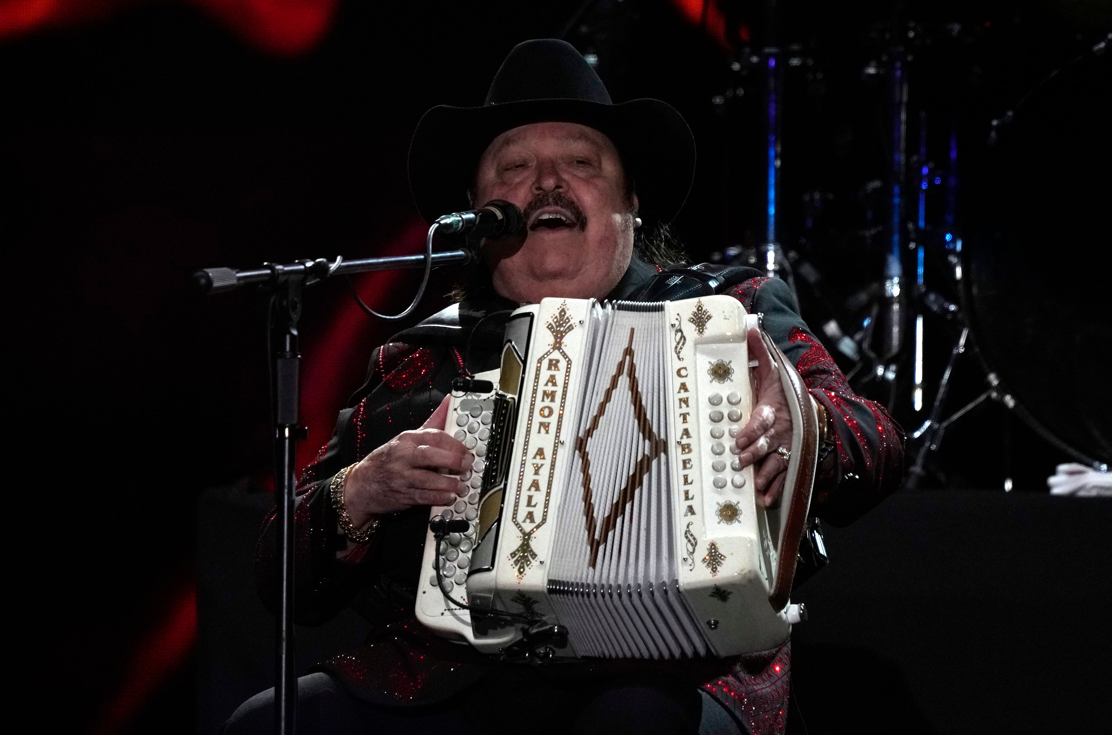 El cantante mexicano Ramón Ayala y sus Bravos del Norte se presentan durante el segundo día del festival Arre en la Ciudad de México el 10 de septiembre de 2023. (Foto AP/Fernando Llano)